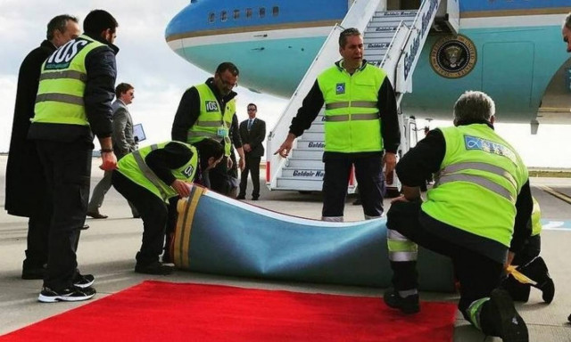 Επίσκεψη Ομπάμα Live: Ο Λευκός Οίκος για την γκάφα με το στραβό χαλί (photo)