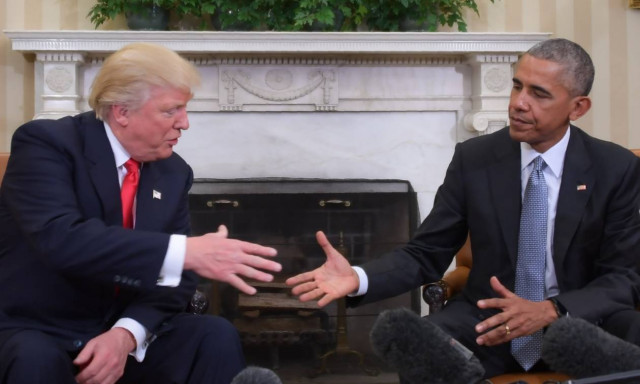 Ιστορική στιγμή-ΗΠΑ: Η πρώτη πράξη μεταβίβασης της εξουσίας από τον Ομπάμα στον Τραμπ είναι γεγονός