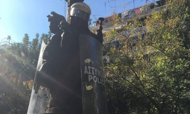 Πολυτεχνείο 1973: Διαδηλωτές άρπαξαν αστυνομικές ασπίδες και κράνη και στόλισαν άγαλμα στα Εξάρχεια