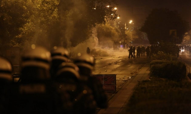 Επεισόδια Πολυτεχνείο: Κουκουλοφόροι πέταξαν μολότοφ κατά δημοσιογράφων (vid)