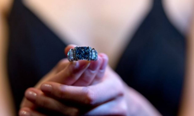 Δείτε το εξαιρετικά σπάνιο μπλε διαμάντι που πωλήθηκε για 17 εκατομμύρια δολάρια (pics)