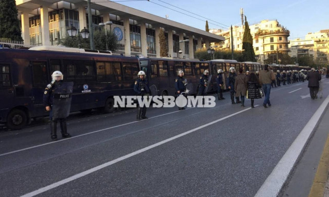 Επέτειος Πολυτεχνείου: Ολοκληρώθηκε η πορεία του «μπλοκ» με τη σημαία του Πολυτεχνείου