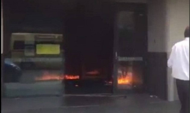 Βίντεο σοκ: Άντρας αυτοπυρπολήθηκε μέσα σε τράπεζα - Τουλάχιστον 27 τραυματίες (pics+vids)