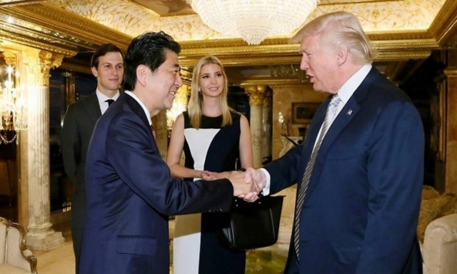 Τι δουλειά είχε η Ιβάνκα ανάμεσα στον Τραμπ και τον Άμπε; (pics)