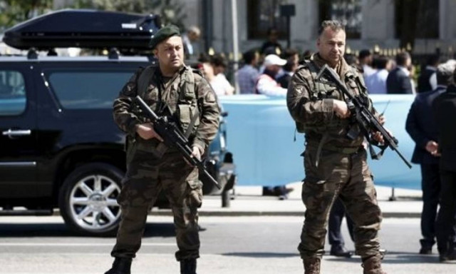 Τουρκία: Πενήντα μετανάστες έβαλαν φωτιά και δραπέτευσαν απο κέντρο επαναπατρισμού