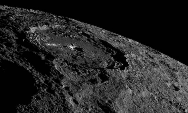 Η μυστηριώδης λάμψη του νάνου πλανήτη Δήμητρα που δημιουργεί ερωτήματα (photo)