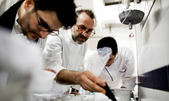 Ο πιο διάσημος σεφ της Ιταλίας απειλεί: Αν επικρατήσει το «Όχι», θα εγκαταλείψω τη χώρα