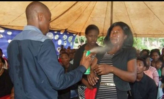 Σάλος: «Προφήτης» ψέκασε πιστούς με εντομοκτόνο για να τους... θεραπεύσει!