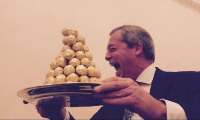 «Κύριε πρέσβη μας κακομαθαίνετε» - Ο Φάρατζ τρολάρει την Τερέζα Μέι! (video)