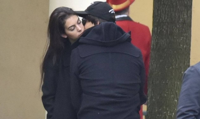 Ο Ρονάλντο βγήκε βόλτα στο Παρίσι με νέο αμόρε και... περούκα! (pics)