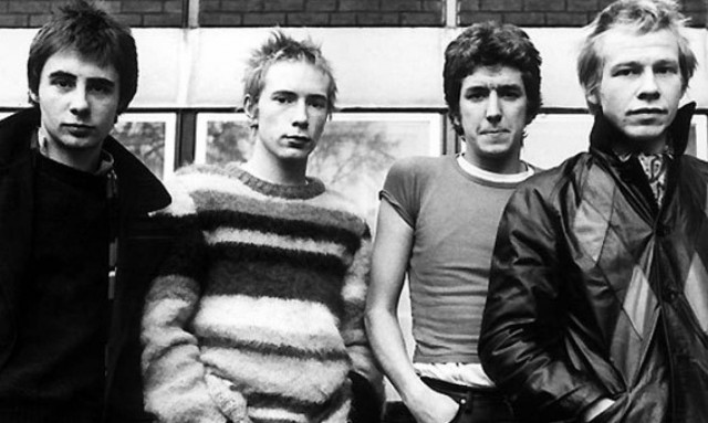 Βρετανία: Στις φλόγες θα παραδοθούν αναμνηστικά αξίας εκατομμυρίων λιρών των Sex Pistols (vid)