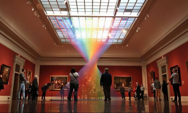 Αυτό το «παγιδευμένο» ουράνιο τόξο είναι φτιαγμένο από χιλιάδες χρωματιστές κλωστές (Pics)