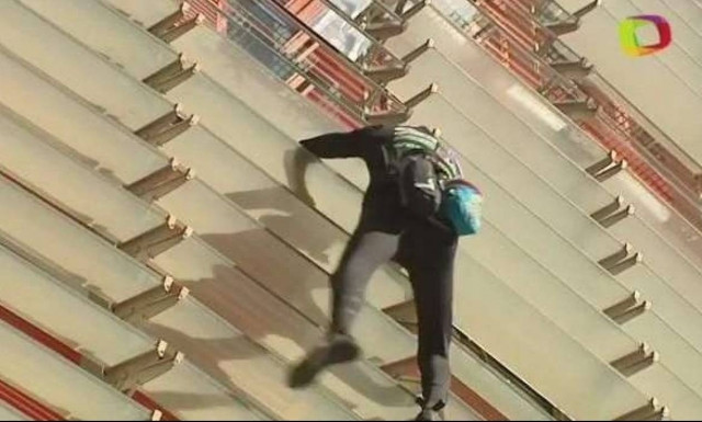 Βίντεο που κόβει την ανάσα: Σκαρφάλωσε σε έναν από τους υψηλότερους ουρανοξύστες χωρίς εξοπλισμό