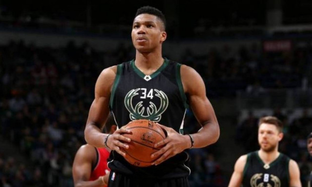 NBA: Πάλεψε μόνος του κόντρα και στους Ράπτορς ο Giannis! (videos)