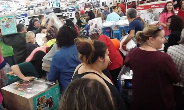 Σε τραγωδία εξελίχθηκε η Black Friday - Τρεις νεκροί από πυροβολισμούς σε πολυκαταστήματα (vid)