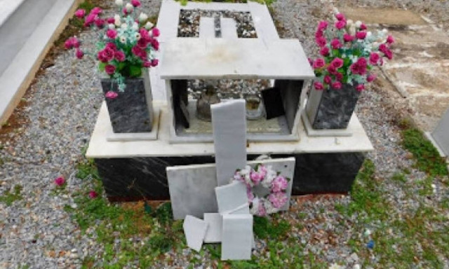 Μυτιλήνη: Πρόσφυγες διαδηλωτές βανδάλισαν νεκροταφείο