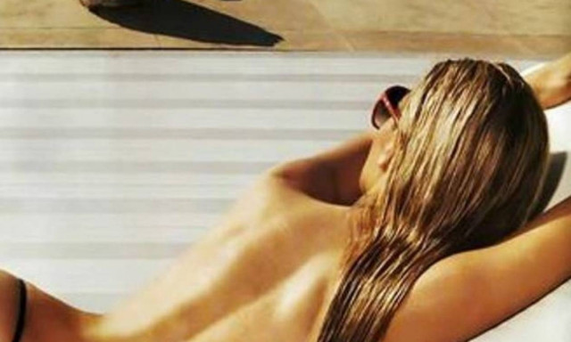 Εγκεφαλικά! Ελληνίδα δημοσιογράφος ολόγυμνη!