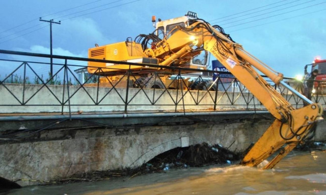 Ένας νεκρός και τεράστιες καταστροφές από το κύμα κακοκαιρίας που σαρώνει τη χώρα