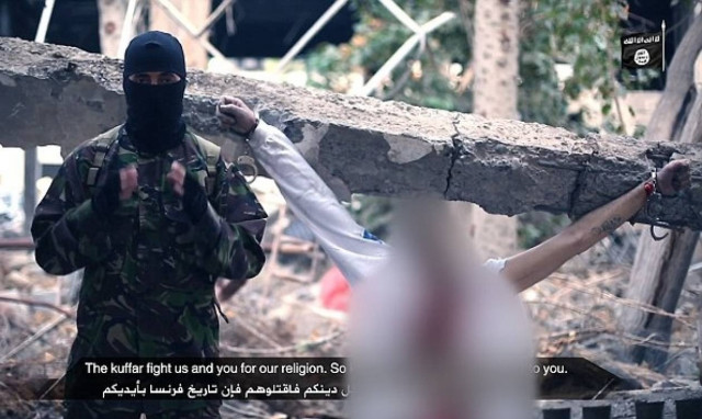 Νέο βίντεο σοκ από το ΙΚ: Εκτελεστής δίνει οδηγίες για να σφάζουν τους άπιστους