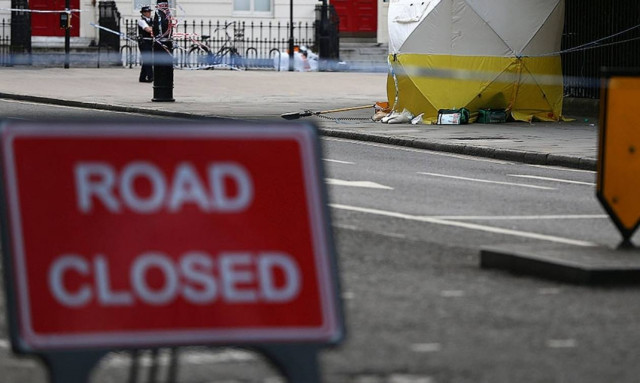 Συναγερμός στη Μεγάλη Βρετανία: Επίθεση με τσεκούρι