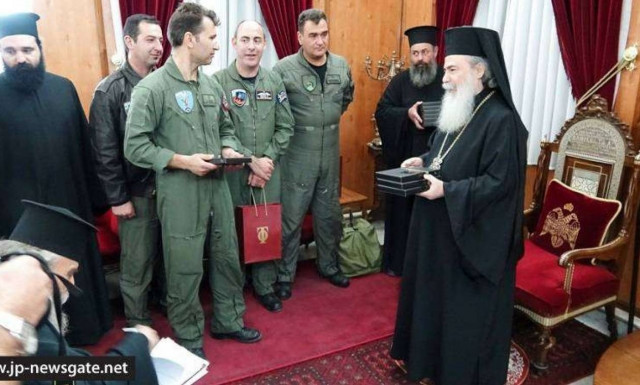 Ο Πατριάρχης Ιεροσολύμων συνεχάρη 40 Έλληνες αεροπόρους που έσβησαν τη φωτιά στη Χάιφα (video)