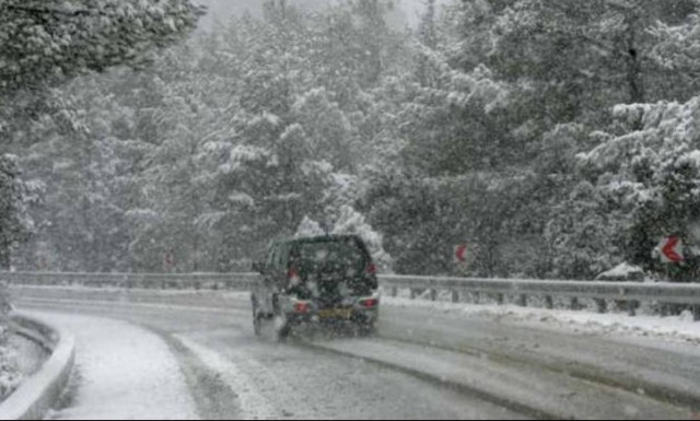 Καιρός: Χιονίζει τώρα στην Αττική - Δείτε LIVE εικόνα