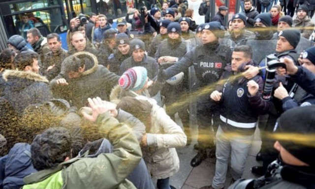 Άγκυρα: Δακρυγόνα και συλλήψεις για την πολύνεκρη πυρκαγιά σε οικοτροφείο