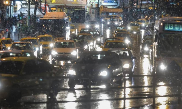 Χιονόνερο στην Αθήνα – Κυκλοφοριακό χάος στους δρόμους