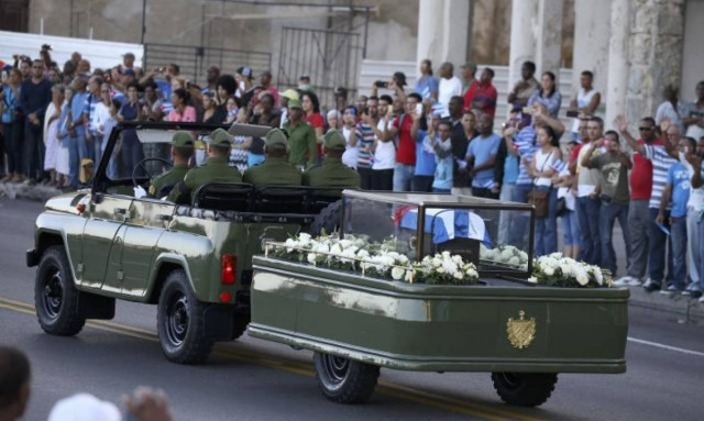 Ξεκίνησε η πομπή που μεταφέρει την τέφρα του Φιντέλ Κάστρο (pics+vid)