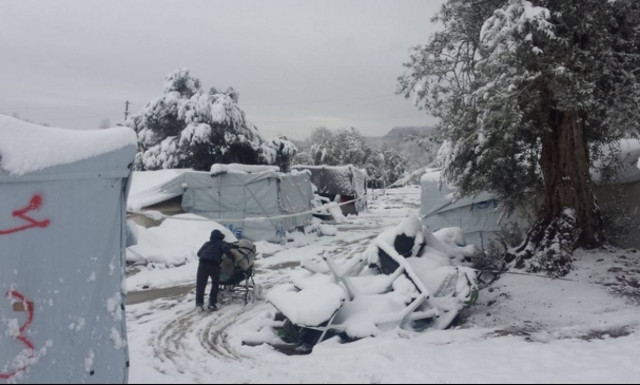 Στο έλεος του χιονιά οι πρόσφυγες - Προσπαθούν να προφυλαχτούν μέσα στις σκηνές (photo)