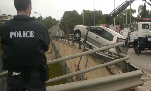 ΣΚΛΗΡΕΣ ΕΙΚΟΝΕΣ: Φρικτό τροχαίο στην Πρέβεζα – Η μπάρα διαπέρασε το αυτοκίνητο (pics+vid)