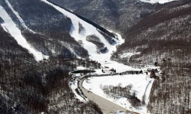 Καιρός για παιχνίδια με το χιόνι – Το «έστρωσε» στα χιονοδρομικά – Δείτε LIVE εικόνα