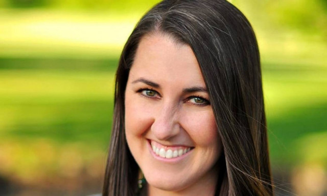 Την είπαν γριά επειδή έχει άσπρες τρίχες κι αυτή απάντησε με ένα συγκλονιστικό βίντεο