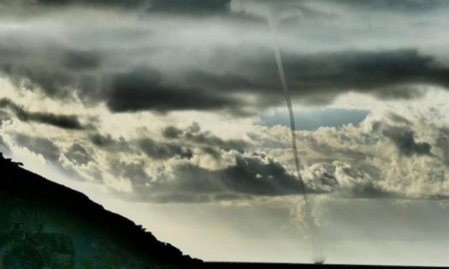 Eντυπωσιακός υδροστρόβιλος στην Κρήτη (pic)