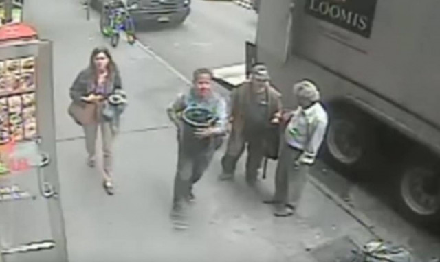 Επιδέξιος ληστής άρπαξε κουβά με φύλλα χρυσού αξίας... 1,6 εκατ. δολαρίων! (vid)