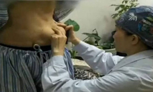 Το στήθος αυτής της γυναίκας μεγάλωνε στην κοιλιά της! Ο λόγος θα σας ανατριχιάσει ακόμα περισσότερο