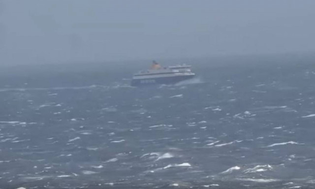 Καπετάνιος αντιμέτωπος με την μανία της θάλασσας έκανε το «παρκάρισμα» της χρονιάς (video)