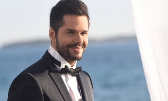 Ο Γιώργος Τσαλίκης ανάβει το χριστουγεννιάτικο δέντρο στο Μαρούσι