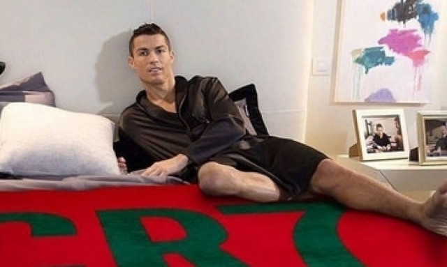 Η… χριστουγεννιάτικη κουβέρτα του Cristiano Ronaldo