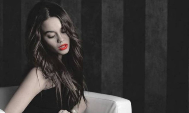 Πληθωρική Ελληνίδα κάνει θραύση με το κορμί της! (photos)