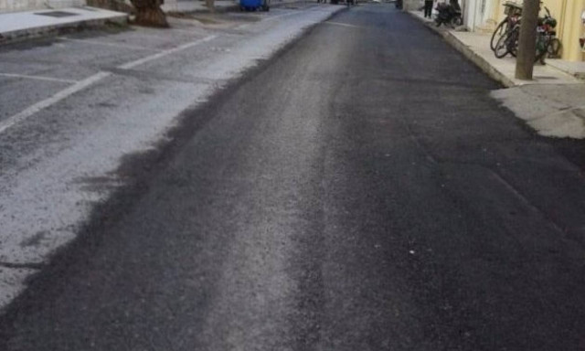 Ρέθυμνο: Με τα χέρια σηκώνουν τα αυτοκίνητα για να στρωθεί με άσφαλτο ο δρόμος που έγινε viral (pic)