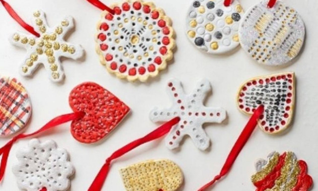 Χειροποίητα χριστουγεννιάτικα στολίδια με ζύμη-Πώς θα τα φτιάξετε