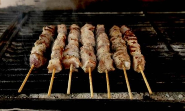 Σουβλατζίδικο στη Θεσσαλονίκη έγινε... viral