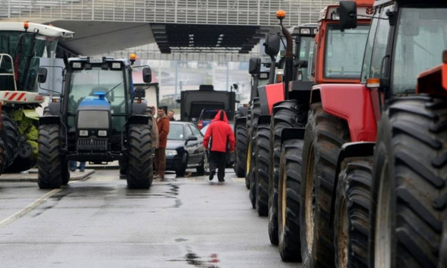 Στους δρόμους τα τρακτέρ: Σε αποκλεισμό του τελωνείου των Ευζώνων προχωρούν οι αγρότες
