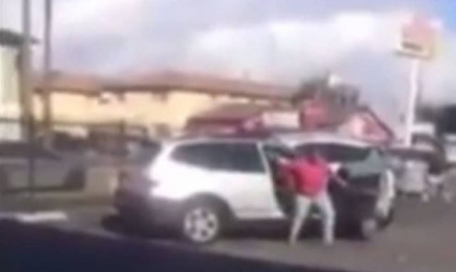 Απίστευτος καυγάς γυναικών οδηγών που κατέληξε σε… συγκρουόμενα! (vid)