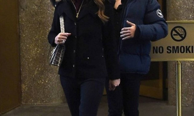 Πασίγνωστη κούκλα ηθοποιός εμφανίστηκε με το γιο της και απέδειξε ότι η ομορφιά είναι θέμα γονιδίων