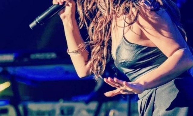 Το τερμάτισε! Καυτή Κύπρια τραγουδίστρια βγήκε στην πίστα χωρίς σουτιέν (photos)