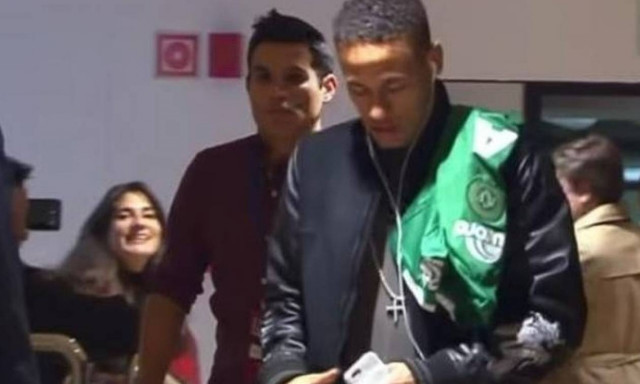 Συγκίνησε ο Νεϊμάρ: Μπήκε στο γήπεδο με τη φανέλα της Σαπεκοένσε (vid)