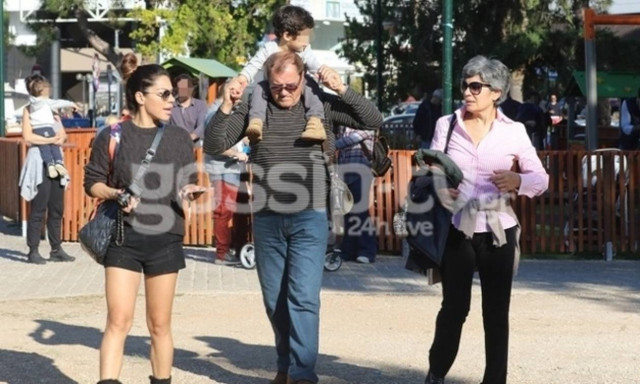 Μαριάντα Πιερίδη: Στην παιδική χαρά με τον μικρό Νικόλα και τους γονείς της!