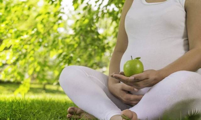 Αντιμετωπίστε με φυσικό τρόπο τις καούρες και τη δυσπεψία στην εγκυμοσύνη